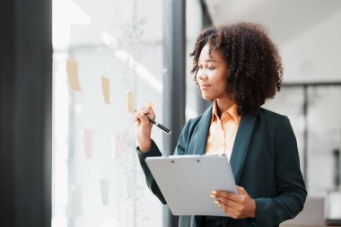Finansal belge, vergi, döviz, muhasebe ve mali danışman üzerinde çalışmayı planlayan güzel genç Amerikalı Afrikalı nezarethanede tutuluyor..