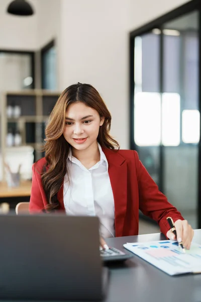 Schöne Junge Asiatische Geschäftsfrau Mit Laptop Und Papierkram Bei Der — Stockfoto