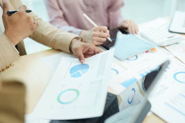 Asyalı girişimciler ve iş adamları iş planlaması, mali bütçe ve yatırım risk değerlendirmesi konularında bir konferans salonunda bir araya gelerek müşteri gruplarının şirket büyümesini artırmak için analiz ediyorlar..