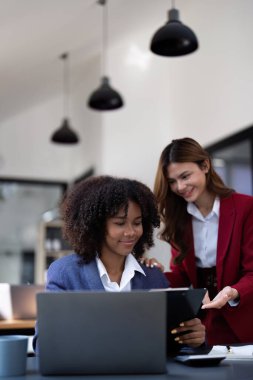 Çok ırklı bir iş, Asyalı iş kadınlarıyla buluşan güzel bir Amerikalı Afrikalı. Muhasebeciler belge, vergi, döviz, muhasebe ve mali danışmanlık yaparlar..