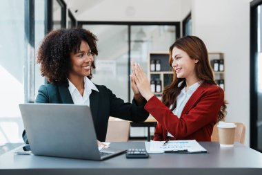 Çok ırklı iş dünyası, Güzel Amerikalı Afrikalı ve Asyalı iş kadını çeşitli mutlu insanlarla tanışıyor şirkette başarıyı kutluyorlar, takım çalışması, zafer, zafer, başarı konsepti.