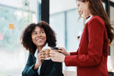 Çok ırklı işletmeler, Güzel Amerikalı Afrikalı ve Asyalı iş kadınları kahve molasında buluşuyor, Muhasebeciler belge, vergi, takas, muhasebe, finans ve tartışma danışmanı.