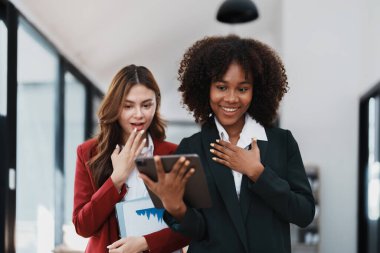 Çok ırklı iş dünyası, Güzel Amerikalı Afrikalı ve Asyalı iş kadını çeşitli mutlu insanlarla tanışıyor şirkette başarıyı kutluyorlar, takım çalışması, zafer, zafer, başarı konsepti.