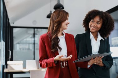 Çok ırklı bir iş, Asyalı iş kadınlarıyla buluşan güzel bir Amerikalı Afrikalı. Muhasebeciler belge, vergi, döviz, muhasebe ve mali danışmanlık yaparlar..