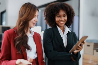 Çok ırklı bir iş, Asyalı iş kadınlarıyla buluşan güzel bir Amerikalı Afrikalı. Muhasebeciler belge, vergi, döviz, muhasebe ve mali danışmanlık yaparlar..