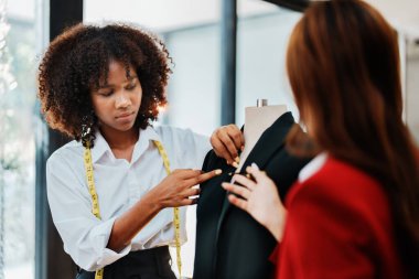 Moda dünyasında çalışan çok ırklı Afro-Amerikan ve Asyalı kadın moda tasarımcısı ve arkadaşı..