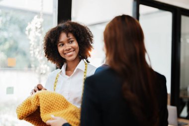 Moda dünyasında çalışan çok ırklı Afro-Amerikan ve Asyalı kadın moda tasarımcısı ve arkadaşı..