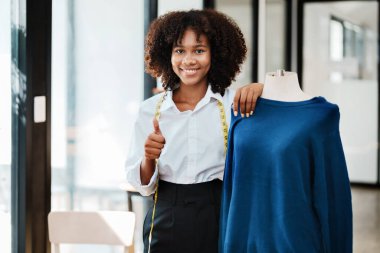 Moda dünyasında çalışan çok ırklı Afro-Amerikan ve Asyalı kadın moda tasarımcısı ve arkadaşı..