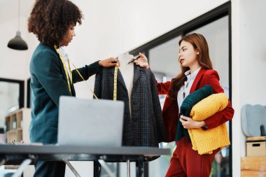 Moda dünyasında çalışan çok ırklı Afro-Amerikan ve Asyalı kadın moda tasarımcısı ve arkadaşı..