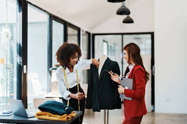 Moda dünyasında çalışan çok ırklı Afro-Amerikan ve Asyalı kadın moda tasarımcısı ve arkadaşı..