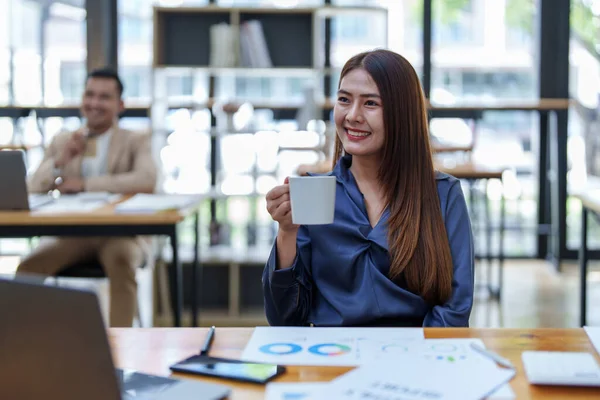 Porträt Einer Glücklichen Asiatin Die Während Der Kaffeepause Schreibtisch Lächelt — Stockfoto