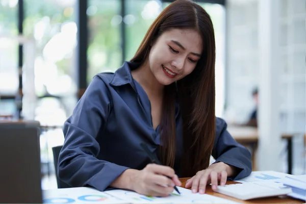Ein Porträt Einer Asiatischen Buchhalterin Mit Einem Lächelnden Gesicht Sitzt — Stockfoto