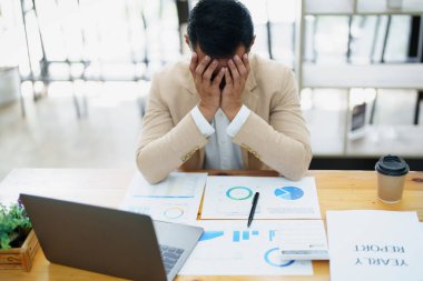 Sme işletme sahibinin portresi, bilgisayar ve finansal tabloları kullanan adam piyasanın genişletilmesi konusunda endişeli ifade, iş dünyasına yatırım yapma yeteneğini artırmak için..