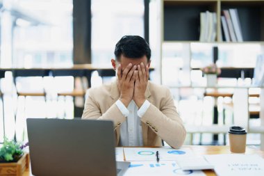 Sme işletme sahibinin portresi, bilgisayar ve finansal tabloları kullanan adam piyasanın genişletilmesi konusunda endişeli ifade, iş dünyasına yatırım yapma yeteneğini artırmak için..
