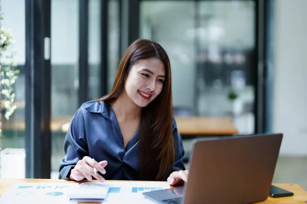Porträt Einer Asiatischen Mitarbeiterin Mit Lächelndem Gesicht Bei Der Arbeit — Stockfoto