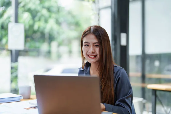 Porträt Einer Asiatischen Mitarbeiterin Mit Lächelndem Gesicht Bei Der Arbeit — Stockfoto
