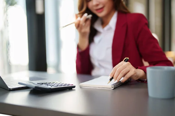 漂亮的年轻亚洲女商人 使用电脑和智能手机 规划财务文件 会计和财务顾问等方面的工作 — 图库照片