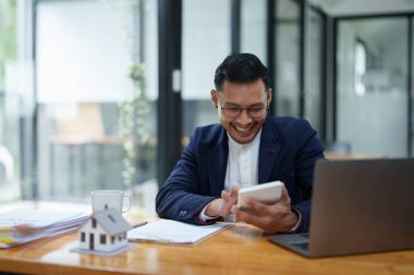 Garanti, ipotek, sözleşme, sözleşme, imzalanmış, gayrımenkul yatırım riskini değerlendirmek için konut fiyatlarını hesaplarken gülümseyen bir adamın portresi..