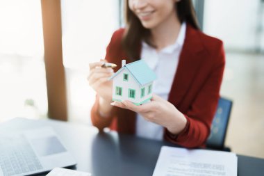 Garanti, mortgage, anlaşma, sözleşme, imza, emlakçı önemli sözleşme belgelerini imzaladıktan sonra evi müşteriye teslim eder..