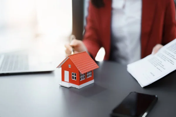 Bürgschaft Hypothek Vereinbarung Vertrag Unterschrift Immobilienmakler Der Auf Dokumente Verweist — Stockfoto