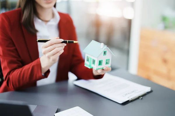 Garantia Hipoteca Acordo Contrato Sinal Agente Imobiliário Entrega Casa Cliente — Fotografia de Stock
