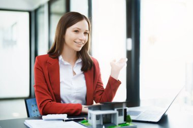 Garanti, mortgage, anlaşma, sözleşme, imza, emlakçı önemli sözleşme belgelerini imzaladıktan sonra evi müşteriye teslim eder..