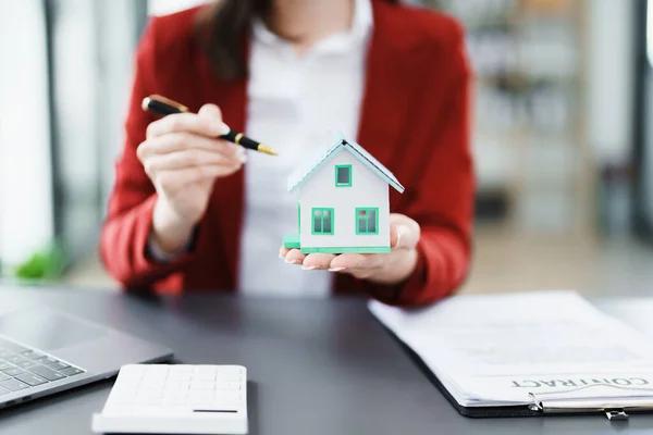 Garantia Hipoteca Acordo Contrato Sinal Agente Imobiliário Entrega Casa Cliente — Fotografia de Stock