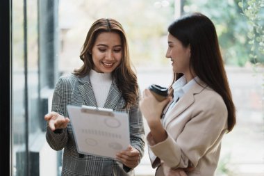 Finansal analistler, şirket toplantıları sırasında planlanan yatırım projeleriyle ilgili iş raporlarını analiz ediyorlar. Pazarlama planı ile başarılı takım çalışması sergiliyorlar..