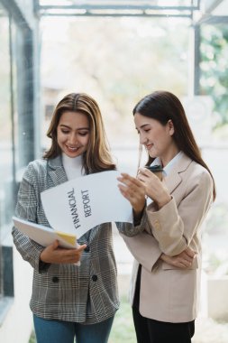 Finansal analistler, şirket toplantıları sırasında planlanan yatırım projeleriyle ilgili iş raporlarını analiz ediyorlar. Pazarlama planı ile başarılı takım çalışması sergiliyorlar..