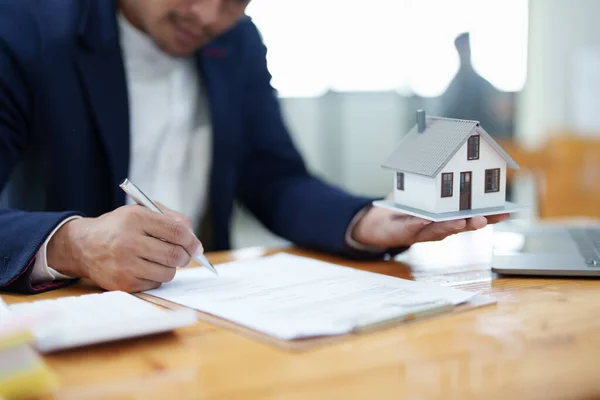 Garantía Hipoteca Acuerdo Contrato Firma Pluma Masculina Tenencia Del Cliente — Foto de Stock