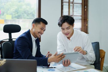 Savaşan ülkelerin etkisi kavramı, erkek ekonomistler üretim ve yatırım stratejilerini mevcut duruma ayarlamak için pazarlama personeli veya muhasebecilerle istişare etmek üzere tabletler kullanıyorlar.