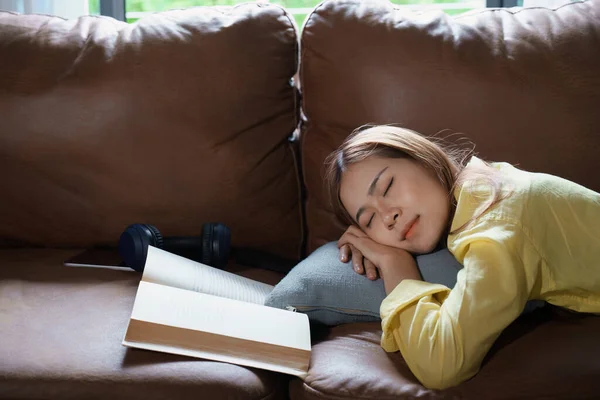 Retrato Mujer Asiática Descansando Mientras Lee Libro Sofá Casa — Foto de Stock