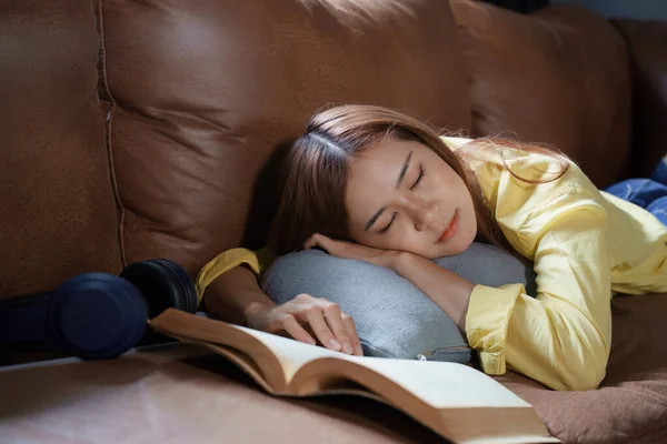 Retrato Mujer Asiática Descansando Mientras Lee Libro Sofá Casa — Foto de Stock