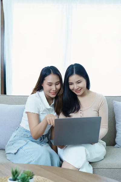 Lgbtq Lgbt概念 同性恋 肖像画两个亚洲女人在沙发上玩电脑笔记本电脑时快乐地在一起 彼此相爱 — 图库照片