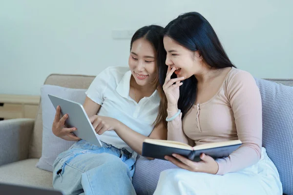 Lgbtq Lgbt概念 同性恋 肖像画两个亚洲女人在沙发上玩平板电脑时快乐地在一起 彼此相爱 — 图库照片