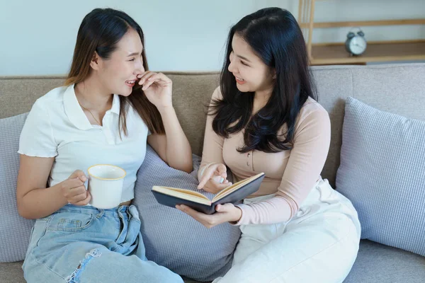 男女同性恋 双性恋和变性者 的概念 同性恋 两个亚洲女人在餐桌边喝咖啡时快乐地摆出一副相亲相爱的样子 — 图库照片