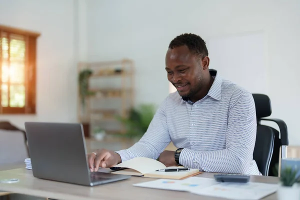 Homem Meia Idade Americano Africano Usando Computador Portátil Com Planejamento — Fotografia de Stock