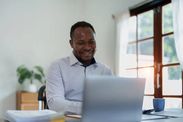Мужчина Среднего Возраста Афроамериканец Использующий Компьютерный Ноутбук Планированием Работы Над — стоковое фото
