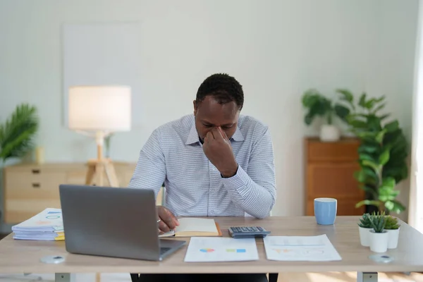 Burnout Amerikansk Afrikansk Affärsman Stress Arbetar Med Många Pappersarbete Dokument — Stockfoto