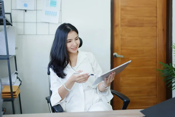사업주나 아시아 마케팅가 사무실에서 태블릿 컴퓨터를 사용하고 — 스톡 사진