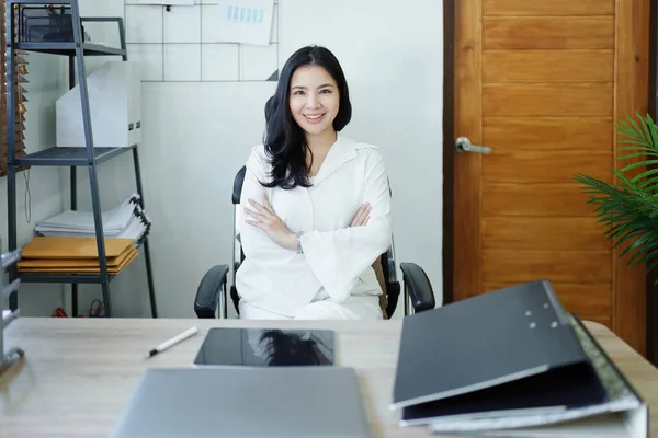 幸せな笑顔を見せる女性経営者の肖像彼は正常に仕事でコンピュータや金融予算の文書を使用して彼女のビジネスを投資しているとして — ストック写真