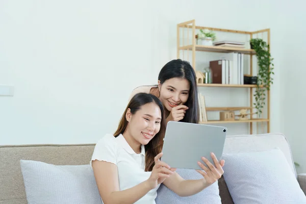 Lgbtq Lgbt概念 同性恋 肖像画两个亚洲女人在沙发上玩平板电脑时快乐地在一起 彼此相爱 — 图库照片