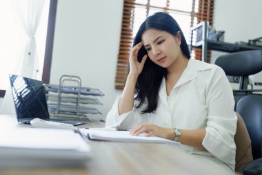Muhasebeciler ve Asyalı denetçiler vergi bütçelerini gözden geçirmek için hesap makineleri ve bilgisayarlar kullanarak vergi dairesine bilgi gönderiyorlar.