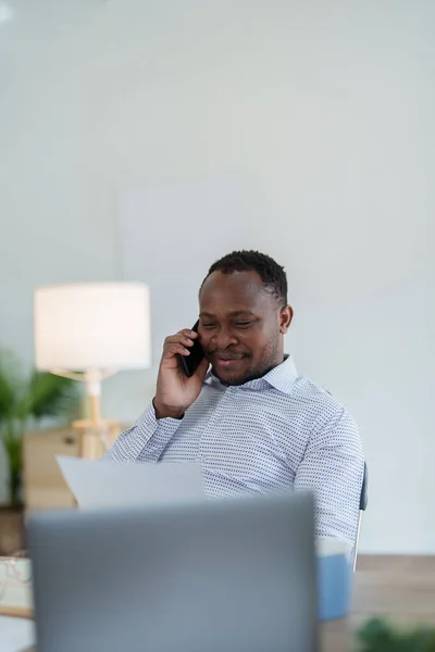 Мужчина Среднего Возраста Афроамериканец Использующий Смартфон Мобильный Ноутбук Планированием Работы — стоковое фото