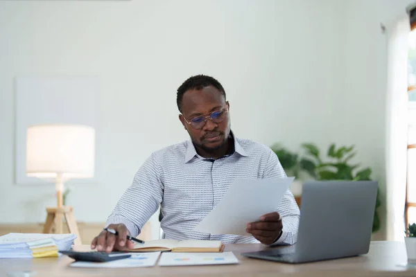 Мужчина Среднего Возраста Афроамериканец Использующий Калькулятор Расчета Ноутбука Планированием Работы — стоковое фото