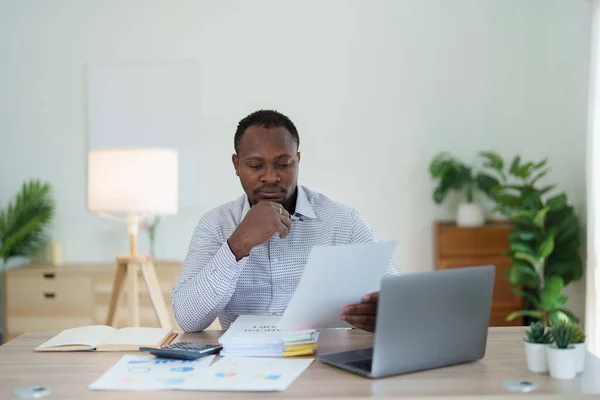 Мужчина Среднего Возраста Афроамериканец Использующий Компьютерный Ноутбук Планированием Работы Над — стоковое фото