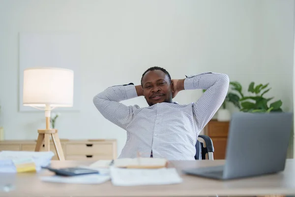 Medelålders Man Amerikansk Afrikansk Affärsman Som Håller Datorn Laptop Med — Stockfoto