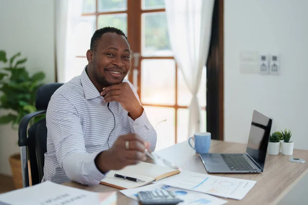 Мужчина Среднего Возраста Американский Африканский Бизнесмен Держит Ноутбук Поднятыми Руками — стоковое фото