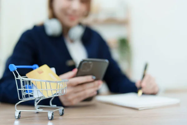 Online Shopping Och Internet Betalningar Asiatiska Mannen Använder Sitt Kreditkort — Stockfoto
