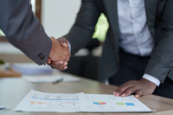 Afrikaans Amerikaanse Aziatische Mensen Hand Schudden Succesvolle Corporate Partnership Deal — Stockfoto
